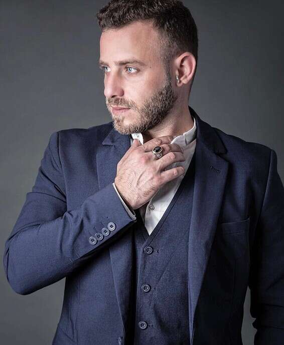 "התקפי החרדה הפכו לאורחים קבועים, ובמשך תקופה ארוכה מצאתי עצמי במנהרה חשוכה לחלוטין שמקירותיה מזנקים שדים בהפרשי זמן אקראיים". אסיף אלקיים // צילום: שרי עוז